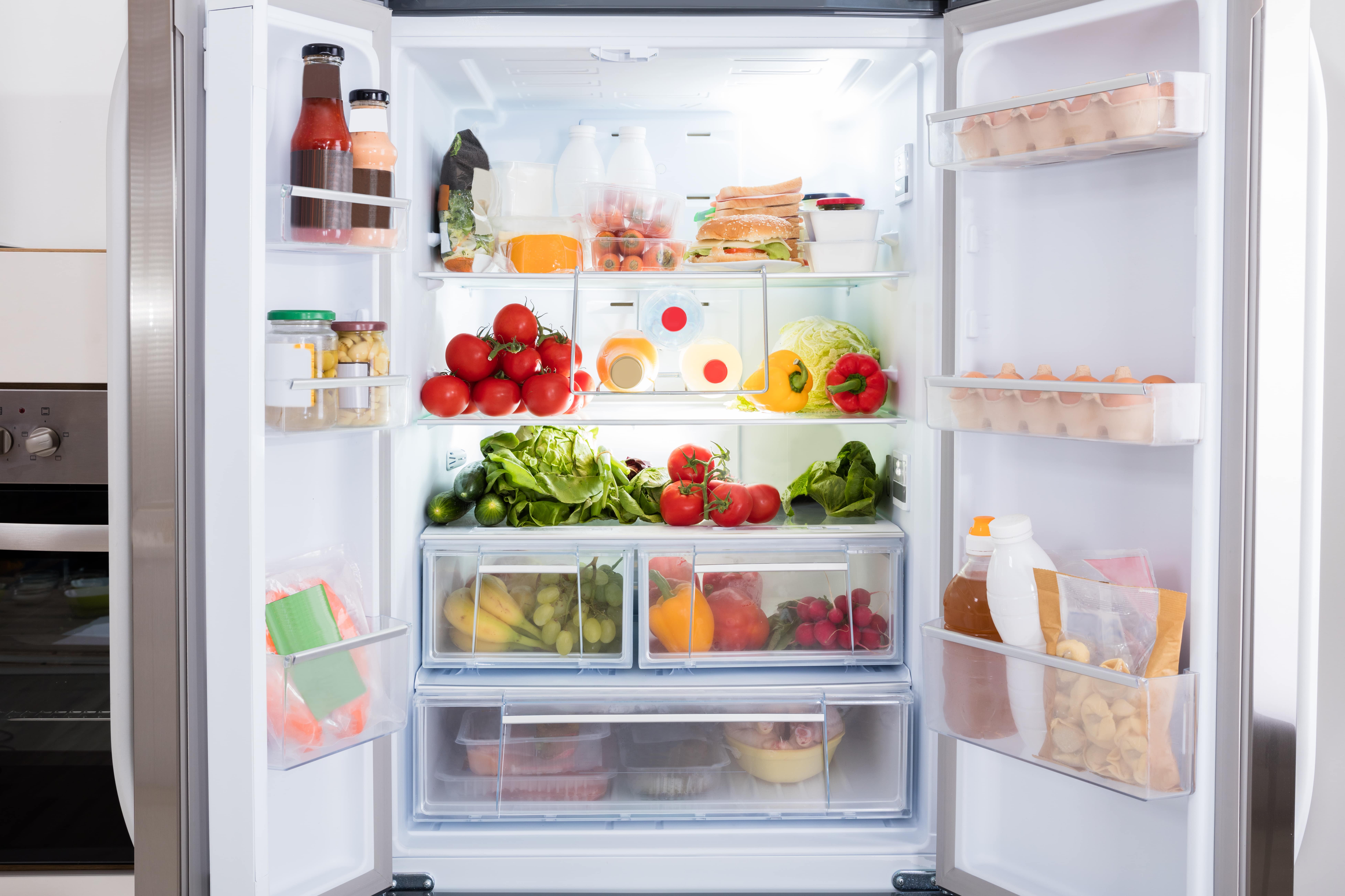 двухдверный холодильник полный продуктов